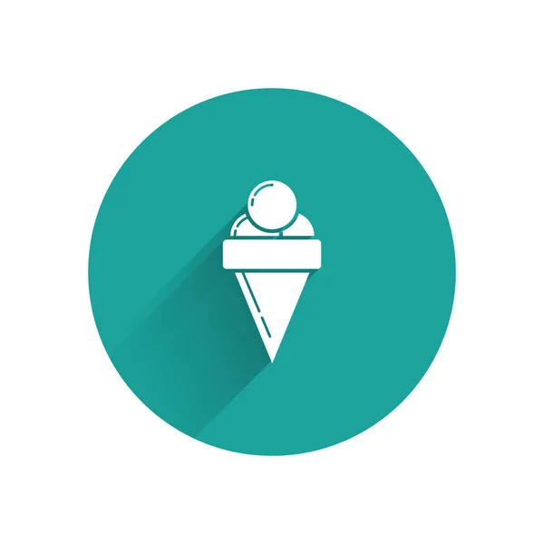 White Ice Cream in wafel kegel icoon geïsoleerd met lange schaduw. Zoete symbool. Groene cirkel knop. Vector illustratie — Stockvector