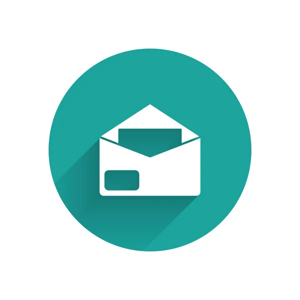 Weißes Umschlag-Symbol isoliert mit langem Schatten. E-Mail-Nachricht Brief Symbol. Grüner Kreis-Knopf. Vektorillustration — Stockvektor