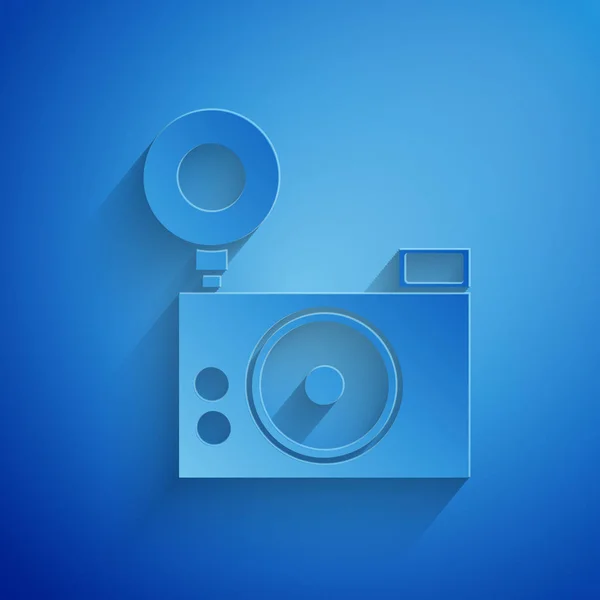 Corte de papel Icono de cámara fotográfica aislado sobre fondo azul. Icono de cámara fotográfica. Estilo de arte de papel. Ilustración vectorial — Vector de stock