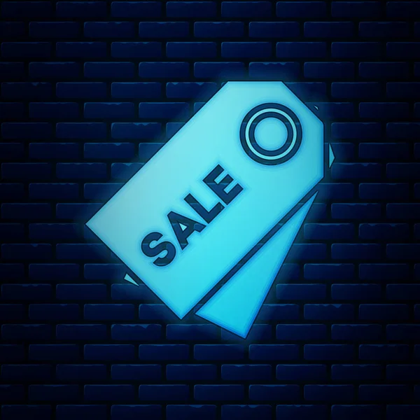 Gloeiende neon Prijs tag met een inscriptie Sale icoon geïsoleerd op baksteen muur achtergrond. Badge voor de prijs. Promo tag korting. Vector Illustratie — Stockvector