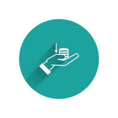Beyaz para el simgesi uzun gölge ile izole. Avuç içi nakit tutar. Nakit maaş azalma. Yeşil daire düğmesi. Vektör Illustration