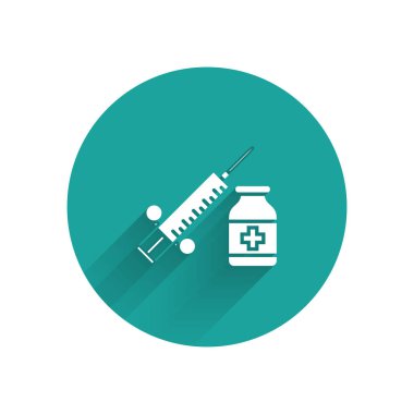 Uzun gölge ile izole iğne ve şişe veya ampul simgesi ile beyaz tıbbi şırınga. Aşılama, enjeksiyon, aşı, insülin kavramı. Yeşil daire düğmesi. Vektör Illustration