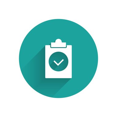 Beyaz tamamlanmış görev simgesi uzun gölge ile yalıtılmış. Uyumluluk denetimi onaylandı. Kontrol listesi işareti. Sertifikalı belge sembolü. Yeşil daire düğmesi. Vektör Illustration