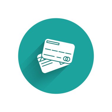 Beyaz kredi kartı simgesi uzun gölge ile yalıtılmış. Online ödeme. Nakit para çekme. Finansal operasyonlar. Alışveriş tabelası. Yeşil daire düğmesi. Vektör Illustration