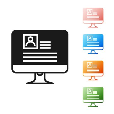Beyaz arka planda izole devam simgesi ile siyah bilgisayar monitörü. CV uygulaması. Profesyonel personel aranıyor. Personel Analizi devam ediyor. Simgeler renkli ayarlayın. Vektör Illustration