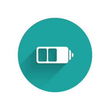 Beyaz pil şarj seviyesi göstergesi simgesi uzun gölge ile yalıtılmış. Yeşil daire düğmesi. Vektör Illustration