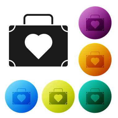 Beyaz arka planda izole kalp simgesi ile seyahat için siyah bavul. Balayı sembolü. Seyahat Bagaj işareti. Seyahat Bagaj simgesi. Simgeler renkli daire düğmelerini ayarlayın. Vektör Illustration