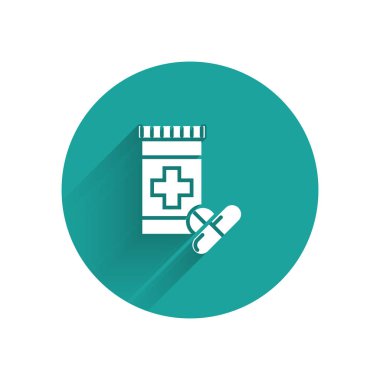 Beyaz tıp şişe ve hap simgesi uzun gölge ile izole. Şişe hap işareti. Eczane tasarımı. Yeşil daire düğmesi. Vektör Illustration