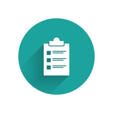 Liste simgesine sahip beyaz pano uzun gölgeli izole edildi. Kontrol listesi sembolü. Anket anketi ya da anket geri bildirim formu. Yeşil daire düğmesi. Vektör İllüstrasyonu