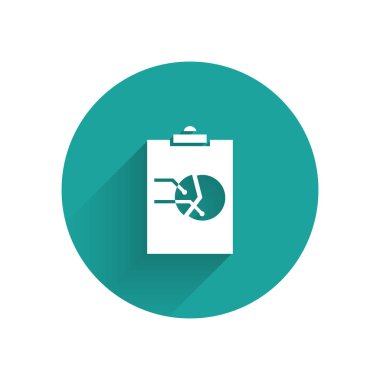 Uzun gölge ile yalıtılmış grafik grafiği simgesi ile beyaz Pano. Rapor metin dosyası simgesi. Hesap işareti. Denetim, analiz, planlama. Yeşil daire düğmesi. Vektör Illustration