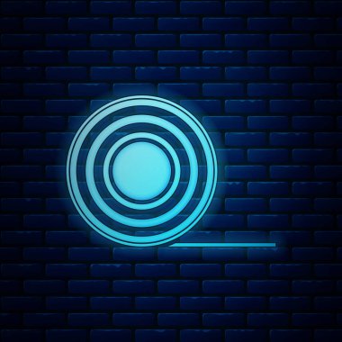 Tuğla duvar arka planda izole Neon Scotch simgesi parlayan. İş ve onarım için yapışkan bant rulo. Yapışkan ambalaj bandı. Ofis aracı ve şeyler. Vektör Illustration