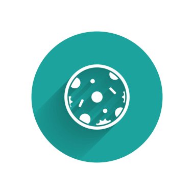 Beyaz pizza simgesi uzun gölge ile yalıtılmış. Fast Food menüsü. Yeşil daire düğmesi. Vektör Illustration