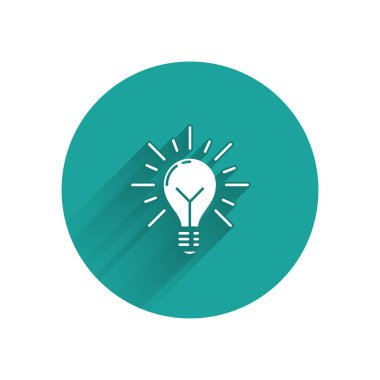 Işınları ile beyaz ampul parlaklık ve fikir simgesi uzun gölge ile izole kavramı. Enerji ve fikir sembolü. İlham konsepti. Yeşil daire düğmesi. Vektör Illustration