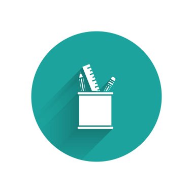 Beyaz kalem Case Kırtasiye simgesi uzun gölge ile izole. Kalem, kalem, cetvel, ofis için bir bardakta. Yeşil daire düğmesi. Vektör Illustration