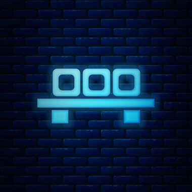 Tuğla duvar arka planda izole Pano simgesi kesme parlayan Neon Sushi. Ahşap tahta üzerinde Asya gıda suşi. Vektör Illustration