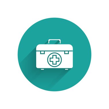 Uzun gölgeli beyaz ilk yardım çantası simgesi. Haçlı sağlık kutusu. Acil durumlar için tıbbi ekipman. Sağlık sigortası konsepti. Yeşil daire düğmesi. Vektör İllüstrasyonu