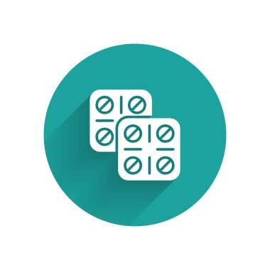 Uzun gölge ile izole blister paketi simgesinde beyaz Pills. Tablet vitamini, antibiyotik, aspirin için tıbbi ilaç paketi. Yeşil daire düğmesi. Vektör Illustration