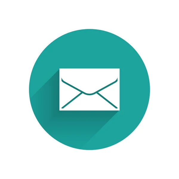 Biała ikona koperty odizolowana długim cieniem. Symbol listu e-mail. Zielony przycisk koła. Ilustracja wektora — Wektor stockowy