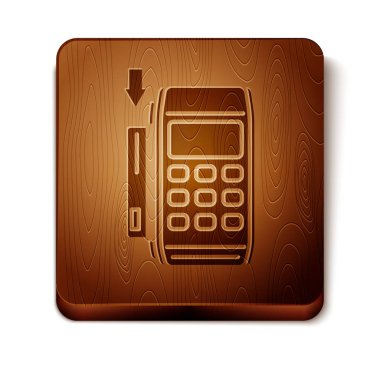 Beyaz arka planda izole edilmiş kredi kartı simgesi olan Brown POS terminali. Ödeme terminali hareketi. Kart ile öde. Ahşap kare düğme. Vektör Illustration