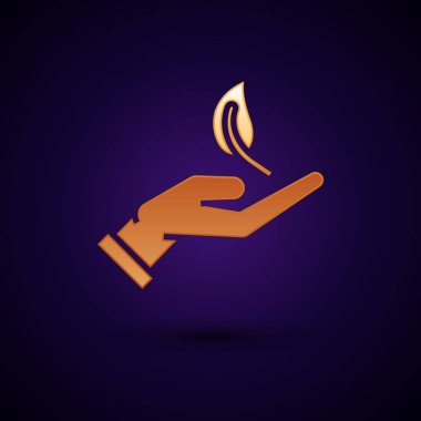 Altın Filiz koyu mavi arka plan üzerinde izole çevre koruma simgesi elinde. Tohum ve fide. Fidan dikimi. Ekoloji kavramı. Vektör İllüstrasyonu