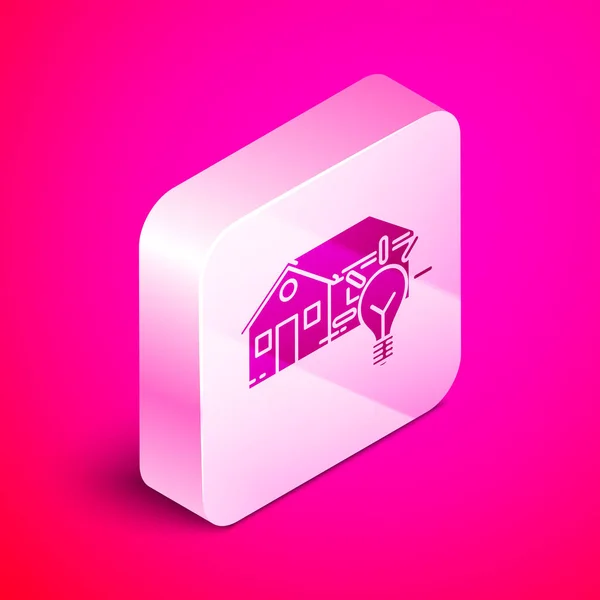 Isométrico Icono de casa inteligente y bombilla aislada sobre fondo rosa. Botón cuadrado plateado. Ilustración vectorial — Vector de stock