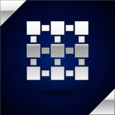 Gümüş Blockchain teknoloji simgesi koyu mavi arka plan üzerinde izole. Kripto para birimi verileri. Soyut geometrik blok zincir ağ teknolojisi iş. Vektör İllüstrasyonu