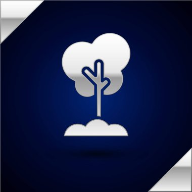 Koyu mavi arka plan üzerinde izole zemin simgesi gümüş ağaç. Orman sembolü. Vektör İllüstrasyonu
