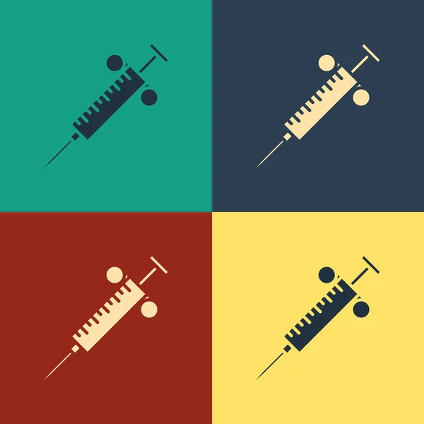カラーシリンジアイコンは、カラー背景に分離されています。ワクチン、ワクチン接種、注射、インフルエンザの注射用注射器。医療機器。ヴィンテージスタイルの図面。ベクトルイラストレーション — ストックベクタ