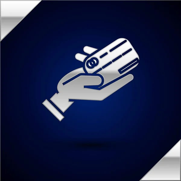 Silberne menschliche Hand mit Kreditkartensymbol isoliert auf dunkelblauem Hintergrund. Online-Zahlung. Bezahlen mit Karte. Finanzgeschäfte. Vektorillustration — Stockvektor