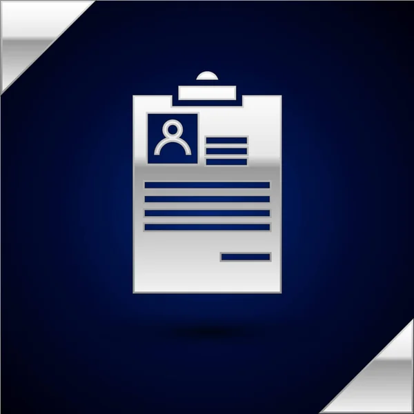 Zilveren Klembord met Resume icoon geïsoleerd op donker blauwe achtergrond. CV-applicatie. Curriculum vitae, sollicitatieformulier met profielfoto. Vector illustratie — Stockvector