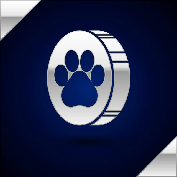 Silbernes Pfotendruck-Symbol auf dunkelblauem Hintergrund. Pfotenabdruck für Hund oder Katze. Tierspur. Vektorillustration — Stockvektor