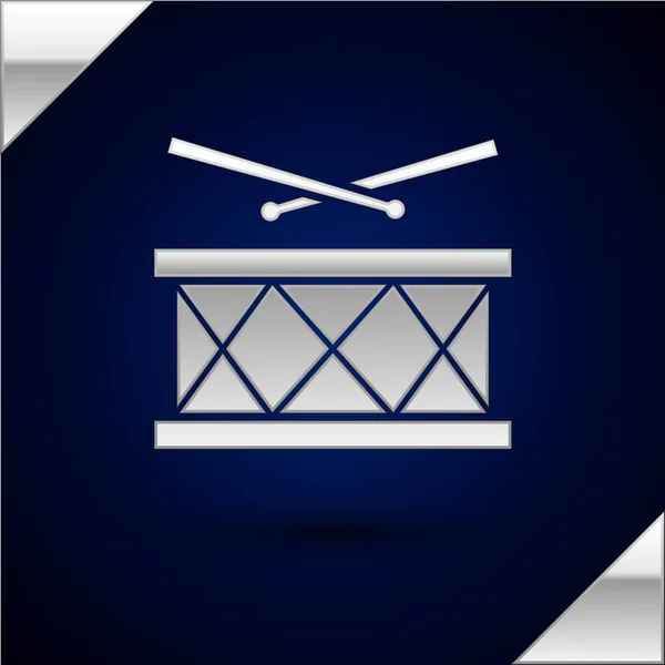 Silver Drum met drumsticks icoon geïsoleerd op donker blauwe achtergrond. Muziek teken. Muziekinstrument symbool. Vector illustratie — Stockvector