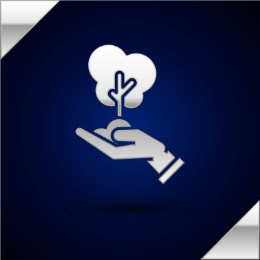 Koyu mavi arka plan üzerinde izole çevre koruma simgesi elinde Gümüş Ağaç. Tohum ve fide. Fidan dikimi. Ekoloji kavramı. Vektör İllüstrasyonu