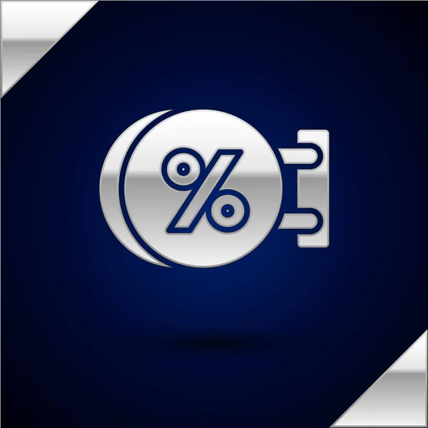 Placa de prata pendurado com uma inscrição ícone percentual de desconto isolado no fundo azul escuro. Adequado para bar, café, bar, restaurante. Ilustração vetorial — Vetor de Stock