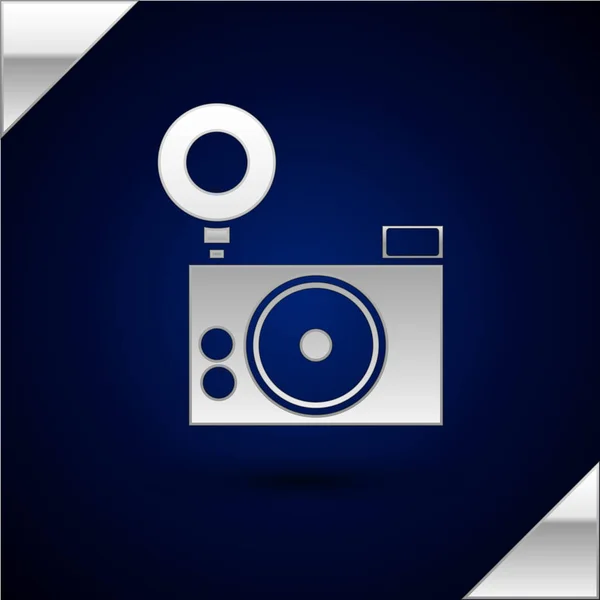 Icono de la cámara fotográfica plateada aislado sobre fondo azul oscuro. Icono de cámara fotográfica. Ilustración vectorial — Archivo Imágenes Vectoriales