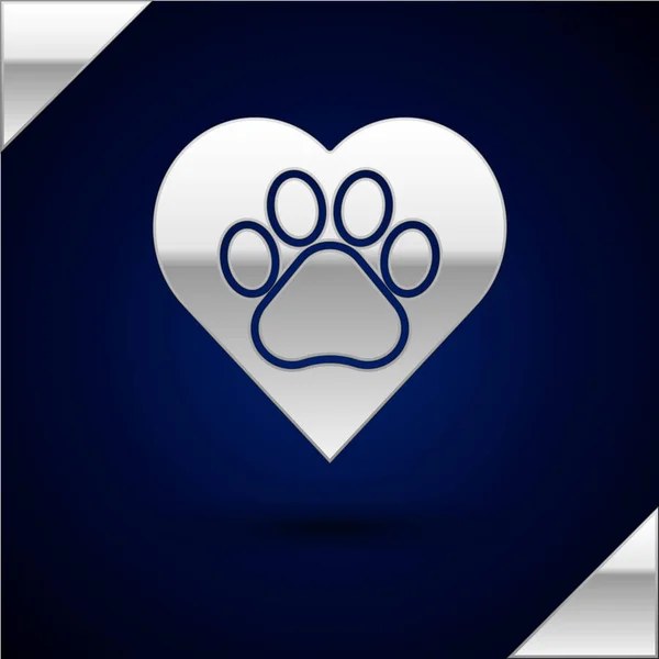 Silver Heart con l'icona dell'impronta animale isolata su sfondo blu scuro. Zampa di animale domestico nel cuore. Con amore agli animali. Illustrazione vettoriale — Vettoriale Stock
