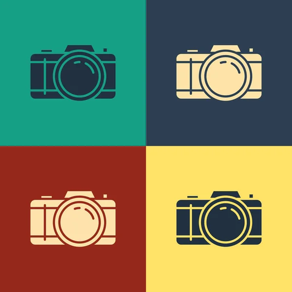Farbfoto-Kamera-Symbol isoliert auf farbigem Hintergrund. Foto-Kamera-Ikone. Vintage-Stil Zeichnung. Vektorillustration — Stockvektor