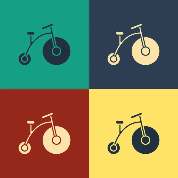 Color Bicicleta vintage con una rueda grande y un pequeño icono aislado en el fondo de color. Bicicleta señal de transporte público. Dibujo de estilo vintage. Ilustración vectorial — Archivo Imágenes Vectoriales