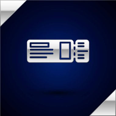 Gümüş Seyahat bilet simgesi koyu mavi arka plan üzerinde izole. Tren, gemi, uçak, tramvay, otobüs taşımacılığı. Seyahat hizmeti konsepti. Vektör İllüstrasyonu