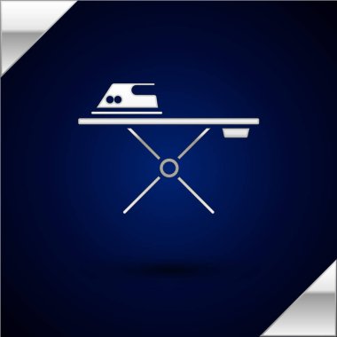 Gümüş Elektrikli demir ve ütü tahtası simgesi koyu mavi arka plan üzerinde izole. Buharlı ütü. Vektör İllüstrasyonu