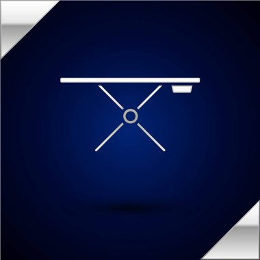 Gümüş Ütü tahtası simgesi koyu mavi arka plan üzerinde izole. Vektör İllüstrasyonu