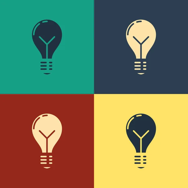 色の背景に分離されたアイデアアイコンの概念を持つ色の電球。エネルギーとアイデアのシンボル。インスピレーションコンセプト。ヴィンテージスタイルの図面。ベクトルイラストレーション — ストックベクタ