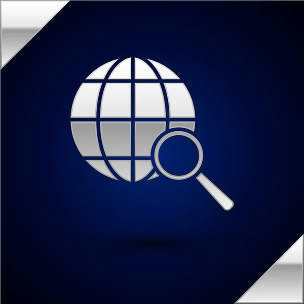 Lupa de prata com ícone globo isolado no fundo azul escuro. Analisando o mundo. Sinal de busca global. Ilustração vetorial —  Vetores de Stock