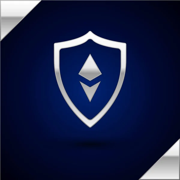 Иконка Silver Shield Ethereum ETH выделена на темно-синем фоне. Добыча криптовалют, технология блокчейна, безопасность, защита, цифровые деньги. Векторная миграция — стоковый вектор