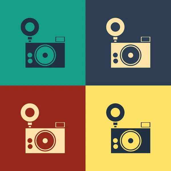 Kolorowa ikona aparatu fotograficznego wyizolowana na kolorowym tle. Ikona kamery foto. Styl Vintage rysunek. Ilustracja wektorowa — Wektor stockowy