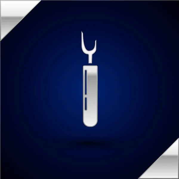 Zilveren snijgereedschap pictogram geïsoleerd op donker blauwe achtergrond. Naaien mes met mes. Vector illustratie — Stockvector