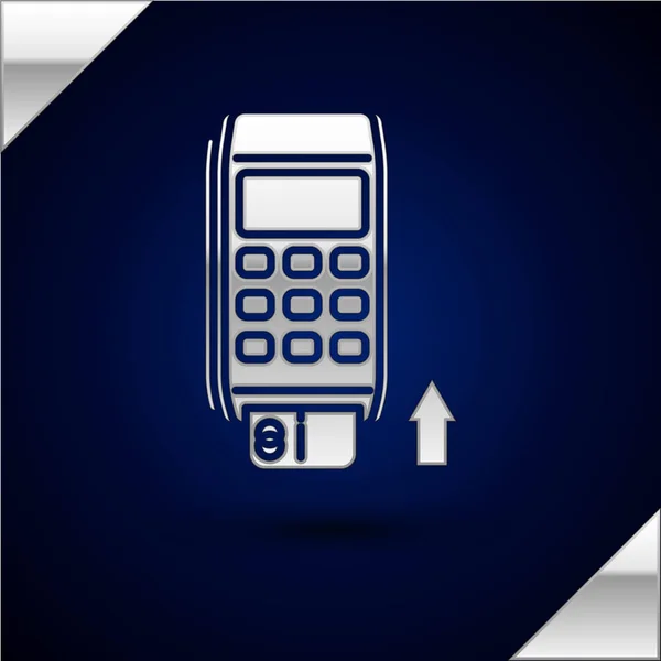 Silbernes Pos-Terminal mit eingelegtem Kreditkartensymbol isoliert auf dunkelblauem Hintergrund. Zahlungsterminal Transaktion. Bezahlen mit Karte. Vektorillustration — Stockvektor