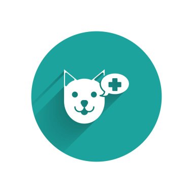 Beyaz Veteriner kliniği sembol simgesi uzun gölge ile izole. Köpek veteriner bakımı ile çapraz. Pet İlk Yardım işareti. Yeşil daire düğmesi. Vektör İllüstrasyonu