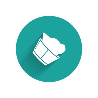 Beyaz Veteriner kliniği sembol simgesi uzun gölge ile izole. Kedi veteriner bakımı. Pet İlk Yardım işareti. Yeşil daire düğmesi. Vektör İllüstrasyonu