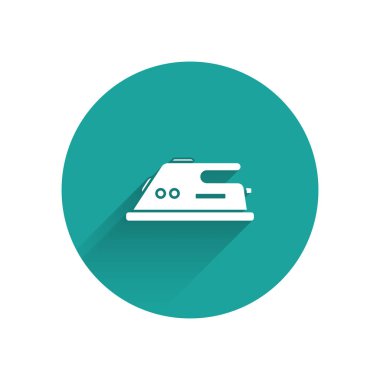 Beyaz Elektrik demir simgesi uzun gölge ile izole. Buharlı ütü. Yeşil daire düğmesi. Vektör İllüstrasyonu